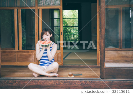 一個女人在邊緣吃西瓜 一個女人在邊緣吃西瓜 32315611
