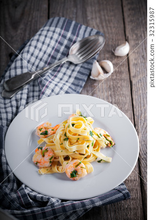 Pasta with shrimps 32315987