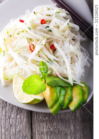 Spicy kohlrabi noodles  32316025