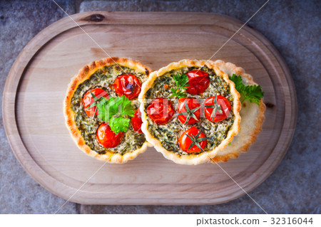 Mini Spinach Quiche 32316044