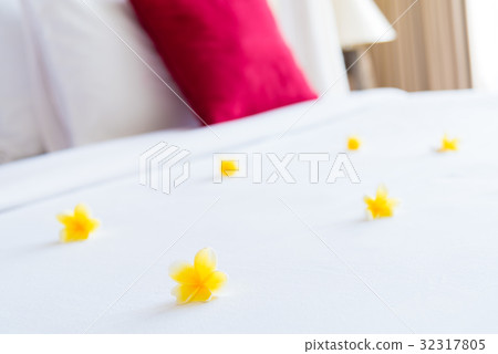 Hotel room with bed and flower arrangement Hotel room with bed and flower arrangement 32317805