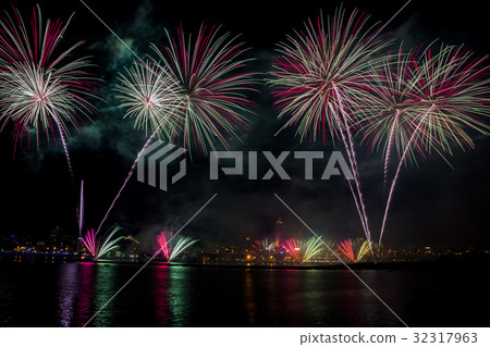 Water surface, fireworks, fireworks, taipei, seaside, waterside Water surface, fireworks, fireworks, taipei, seaside, waterside 32317963