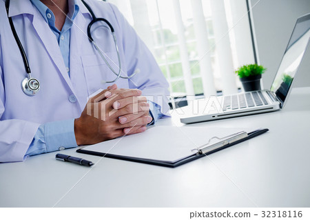 Doctor and patient are discussing something, just hands at the t 32318116