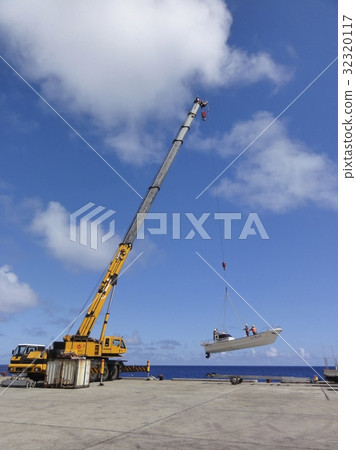 Daito Island specialty crane landing 32320117