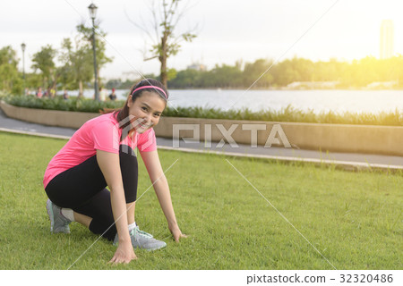 The pretty woman running start pose in the park The pretty woman running start pose in the park 32320486