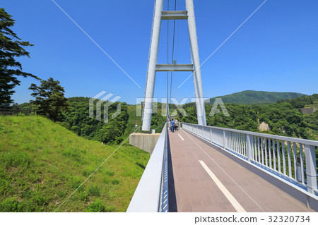 Kuju Yumeuma Suspension bridge of fresh green 32320734
