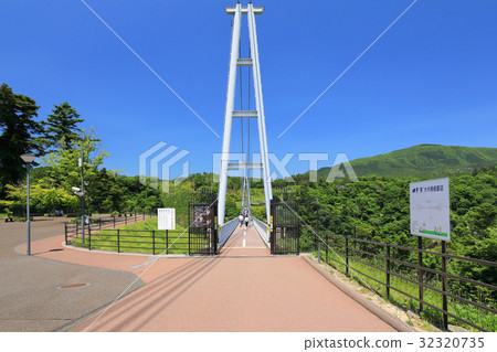 Kuju Yumeuma Suspension bridge of fresh green 32320735