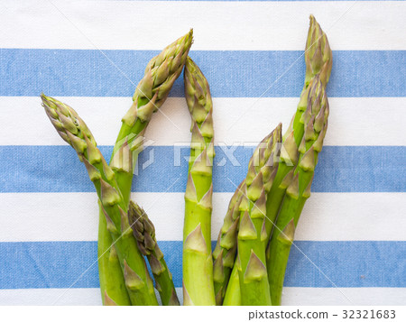 Italian asparagus on table cloth Italian asparagus on table cloth 32321683