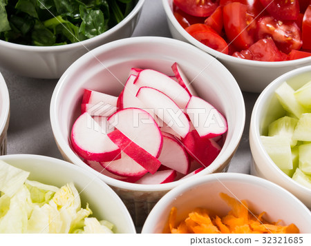 Mix of vegetable bowls for salad or snacks Mix of vegetable bowls for salad or snacks 32321685