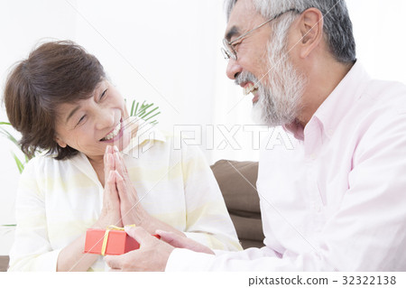 給禮物明亮的晚年圖像資深夫婦的資深夫婦 給禮物明亮的晚年圖像資深夫婦的資深夫婦 32322138
