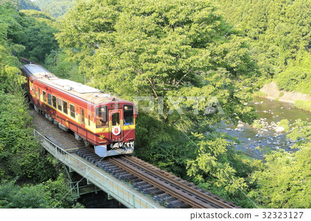 新鮮的綠色Watasage谷鐵路 32323127