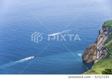 海邊 懸崖 斷崖 兩艘 快艇 遊艇 水花 龜山島 浪花 波浪 海邊 懸崖 斷崖 兩艘 快艇 遊艇 水花 龜山島 浪花 波浪 32323195