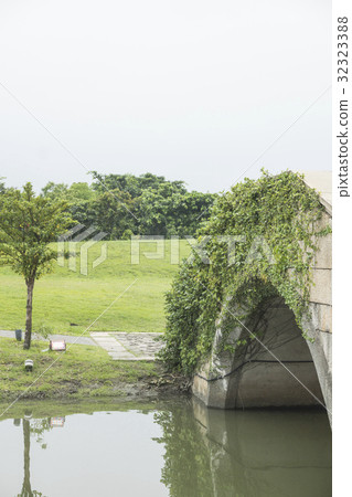 Green, arch bridge 32323388