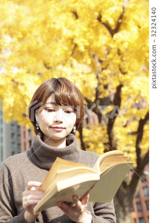 有銀杏樹和書的一名婦女 有銀杏樹和書的一名婦女 32324140