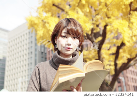 有銀杏樹和書的一名婦女 有銀杏樹和書的一名婦女 32324141