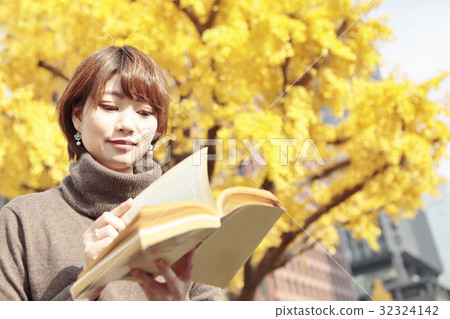 有銀杏樹和書的一名婦女 有銀杏樹和書的一名婦女 32324142