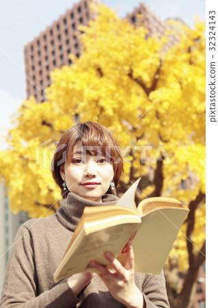 有銀杏樹和書的一名婦女 32324143