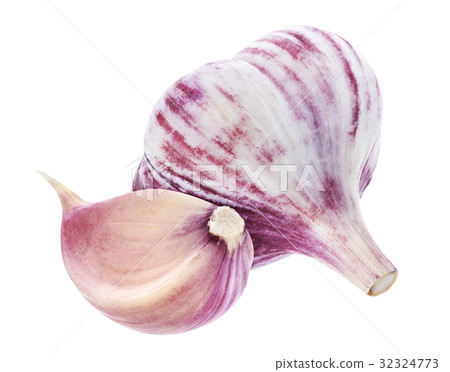 Garlic isolated on white background 32324773