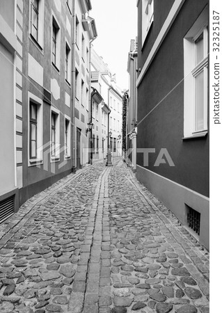 narrow street in Riga old town in autumn 32325187