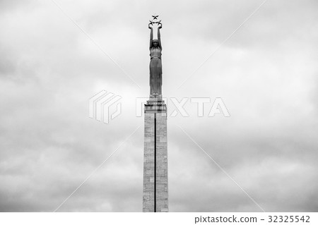 Freedom Monument and gray clouds in Riga city Freedom Monument and gray clouds in Riga city 32325542