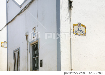 typical urban houses in old town of Albufeira 32325780