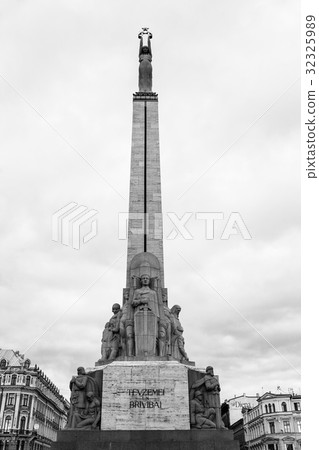 Freedom Monument in Riga city in autumn 32325989