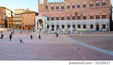 people Piazza del Campo in Siena cty people Piazza del Campo in Siena cty 32326017