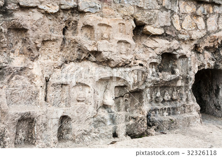 carved walls and caves in West Hill in Longmen 32326118