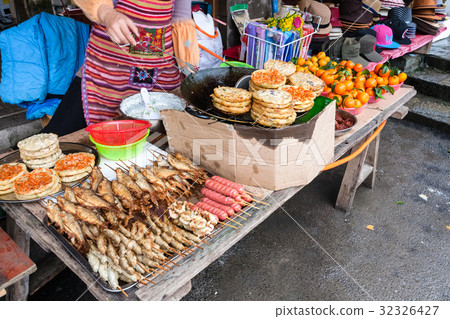 cook fried pies in street market in XingPing town 32326427