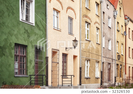 Facades of old tenement houses in Torun old town. 32326530