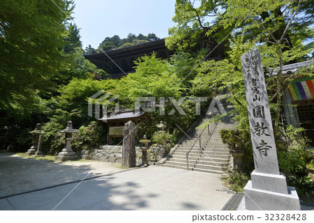 Yoshikiri Sanjo Temple 32328428