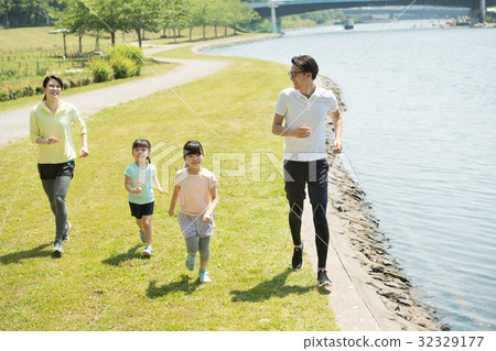 家庭慢跑戶外運動圖像 32329177
