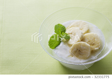 Banana yogurt 3 32331775