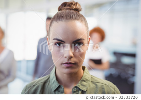 Portrait of confident woman in office 32333720