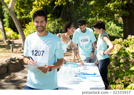 Athletes registering themselves for marathon 32333937