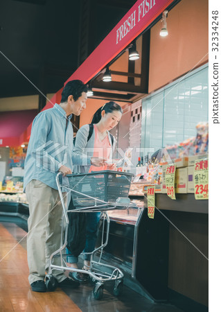 super market, supermarket, husband and wife 32334248