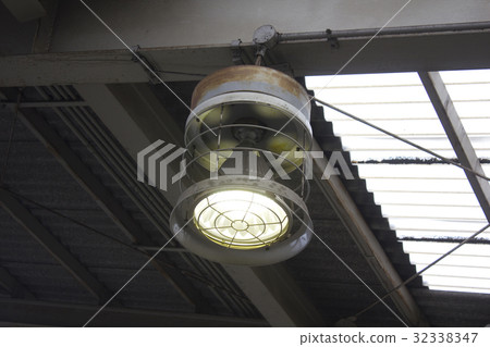 建築物內的水銀燈 建築物內的水銀燈 32338347