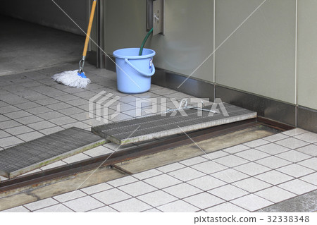 Cleaning the drain port at the entrance of the building 32338348