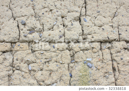 一個破裂的老私有房子的裂痕牆壁 32338818