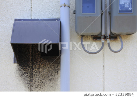 A dirty smoke duct in a restaurant 32339094