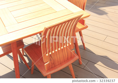 Table and chairs 32339237