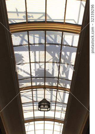 Old arcade in shopping area 32339296