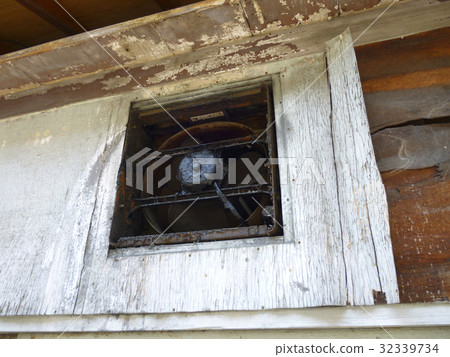 老房子骯髒的通風機 老房子骯髒的通風機 32339734