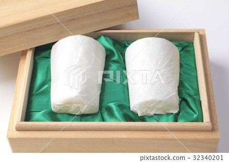 在一個木箱的玻璃杯子 32340201