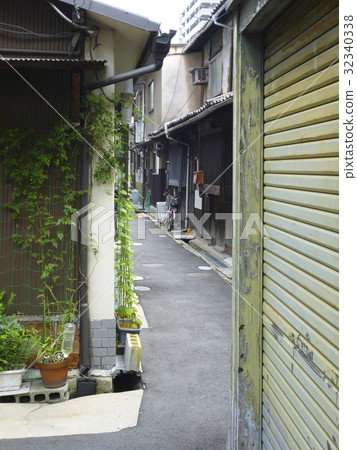 Urban alley Urban alley 32340338