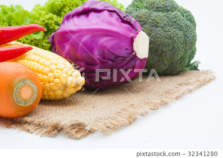 vegetables isolated on white 32341280