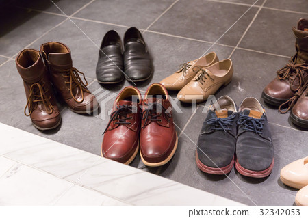 Entrance shoe 32342053