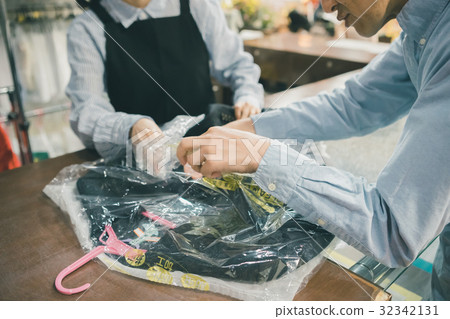 清潔 商店 店員 32342131