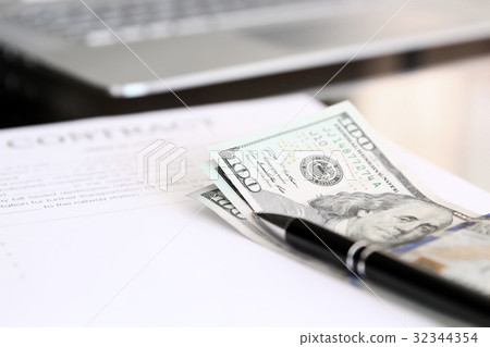 Somebody giving a bribery before/after signing Somebody giving a bribery before/after signing 32344354