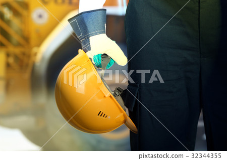 worker in a  construction site 32344355